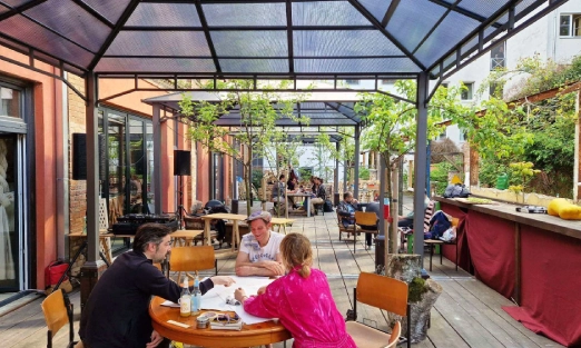 Sommerterrasse und Hof